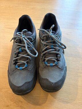 Men's Grey Athletic Lace-Up Walking Shoes with Blue Accents